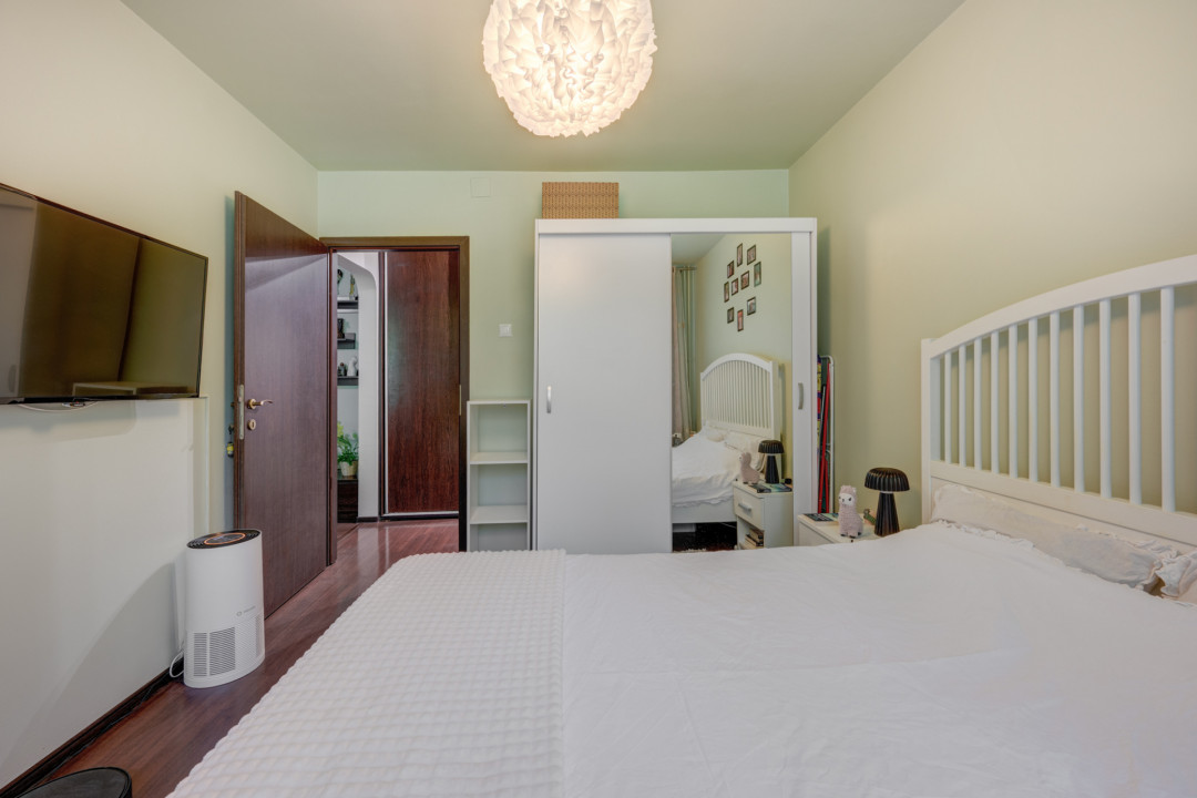 Apartament primitor de 2 camere, mobilat/utilat și loc de parcare!