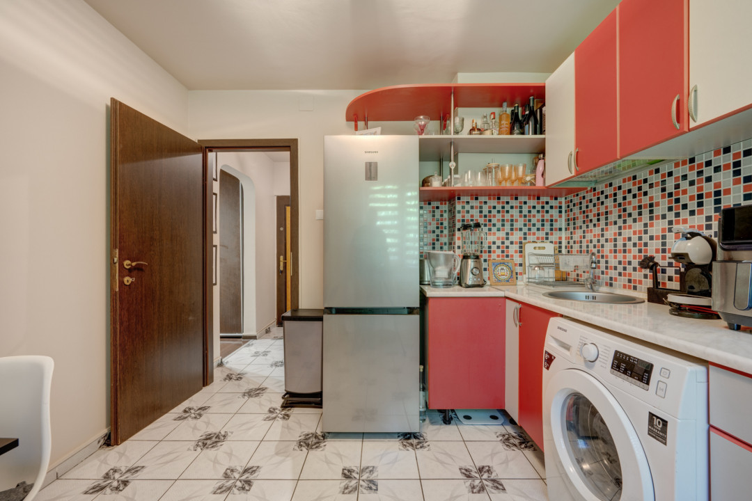 Apartament primitor de 2 camere, mobilat/utilat și loc de parcare!
