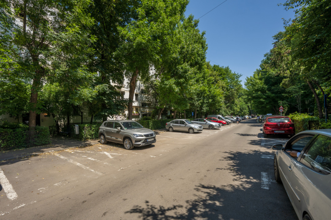 Apartament primitor de 2 camere, mobilat/utilat și loc de parcare!