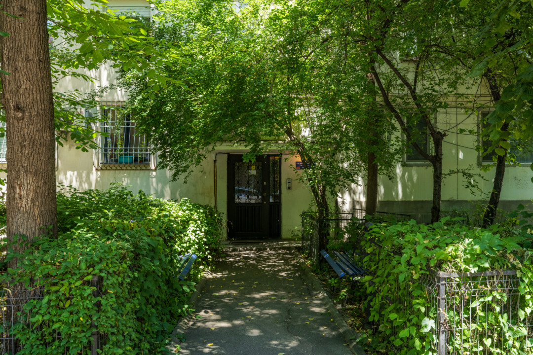 Apartament primitor de 2 camere, mobilat/utilat și loc de parcare!