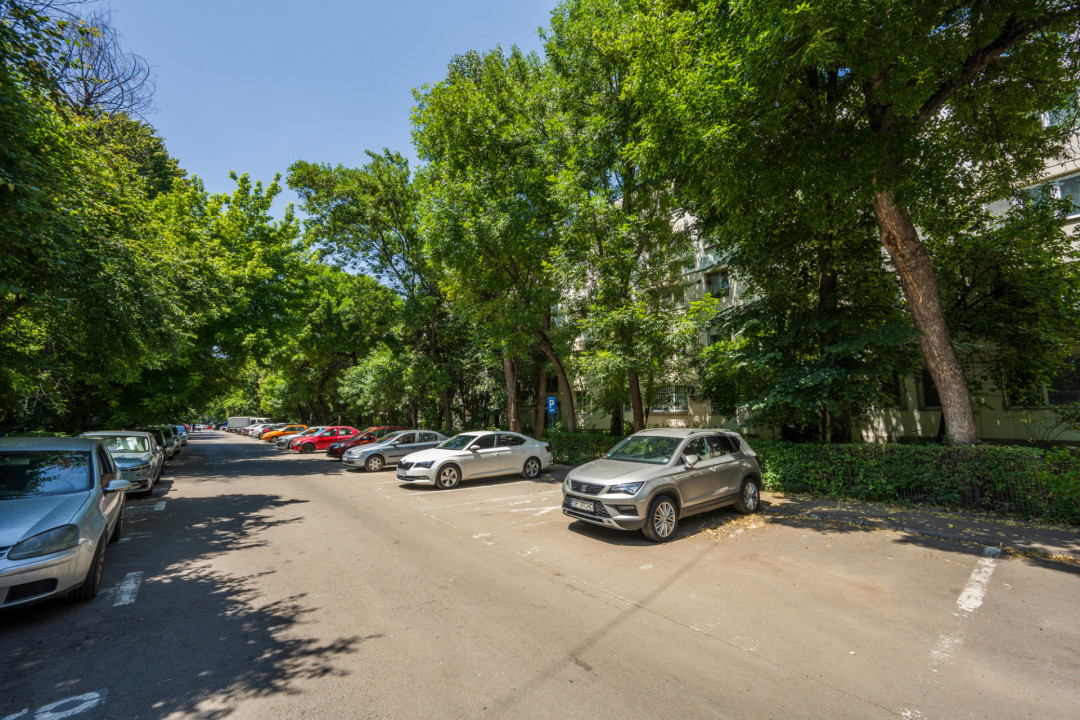 Apartament primitor de 2 camere, mobilat/utilat și loc de parcare!