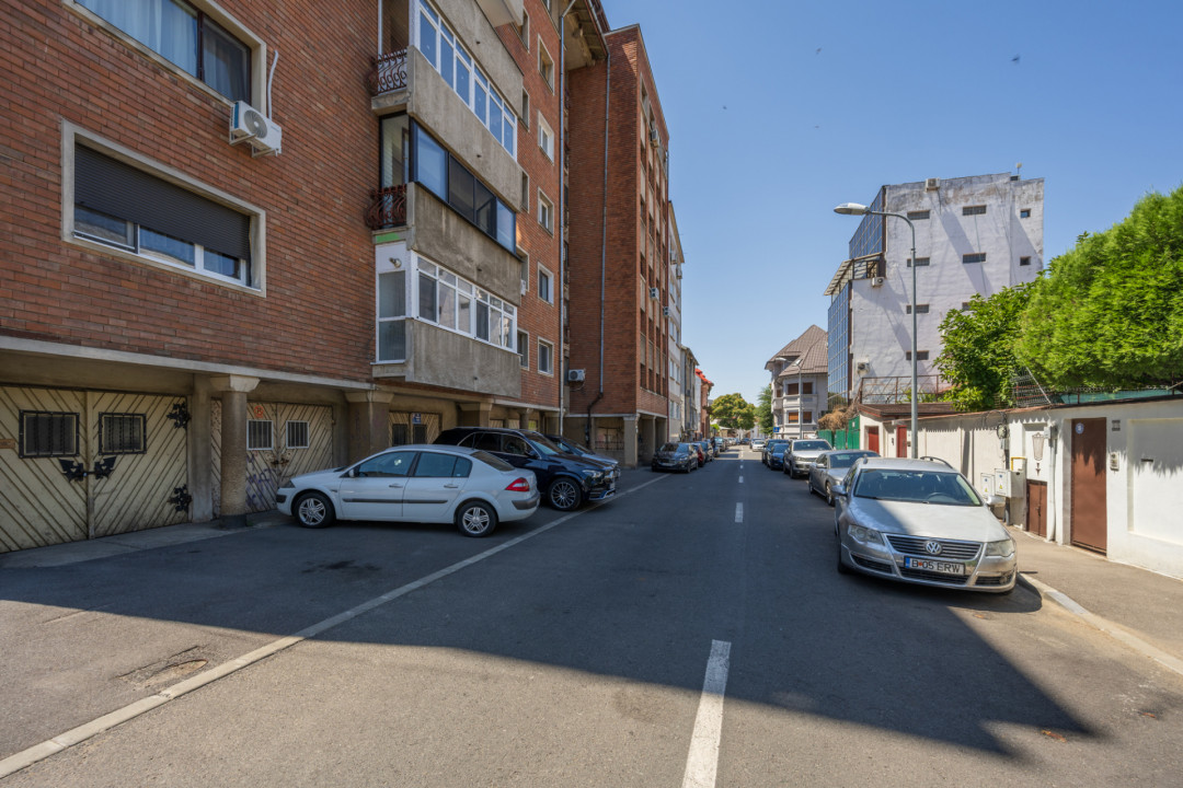 Apartament spațios și luminos de 3 camere cu 2 băi, bloc 1979, Sala Radio!