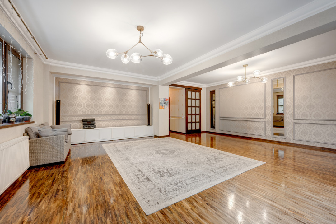 Apartament de 5 camere 170mp utili, 77mp curte și 3 locuri de parcare! 