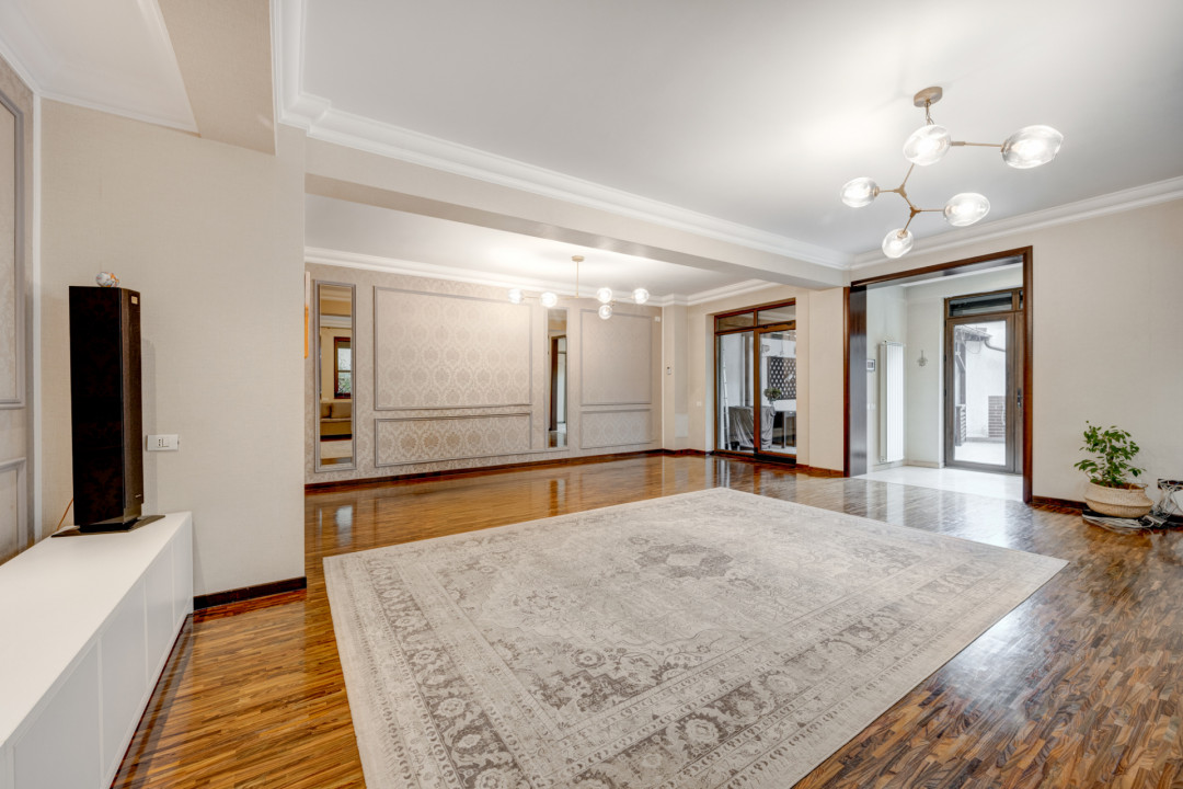 Apartament de 5 camere 170mp utili, 77mp curte și 3 locuri de parcare! 