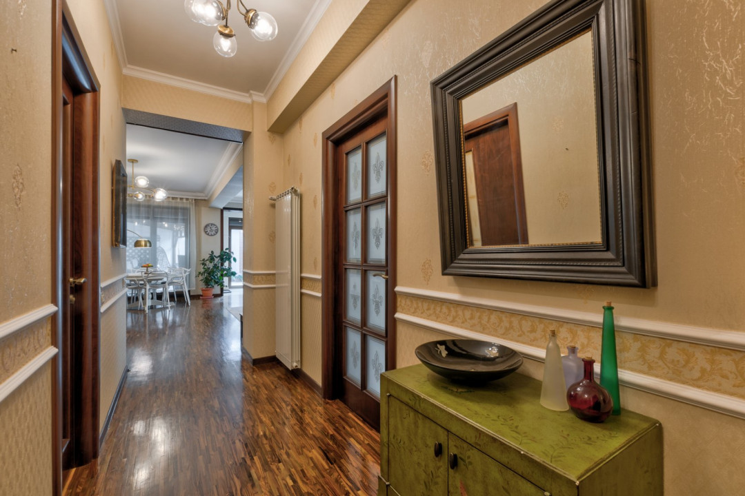 Apartament de 5 camere 170mp utili, 77mp curte și 3 locuri de parcare! 