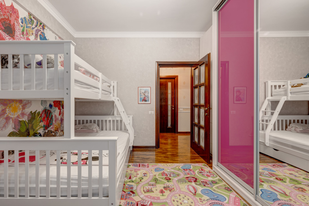Apartament de 5 camere 170mp utili, 77mp curte și 3 locuri de parcare! 