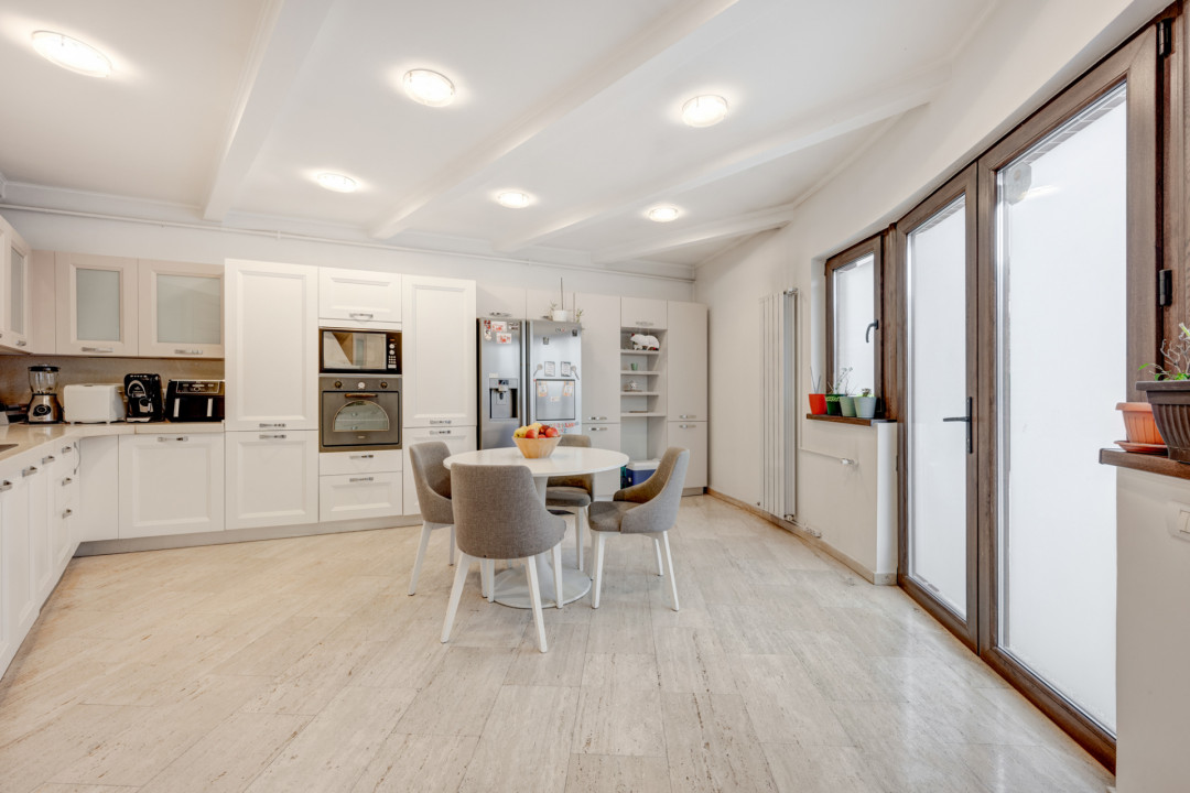 Apartament de 5 camere 170mp utili, 77mp curte și 3 locuri de parcare! 