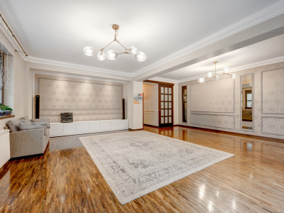 Apartament de 5 camere 170mp utili, 77mp curte și 3 locuri de parcare! 
