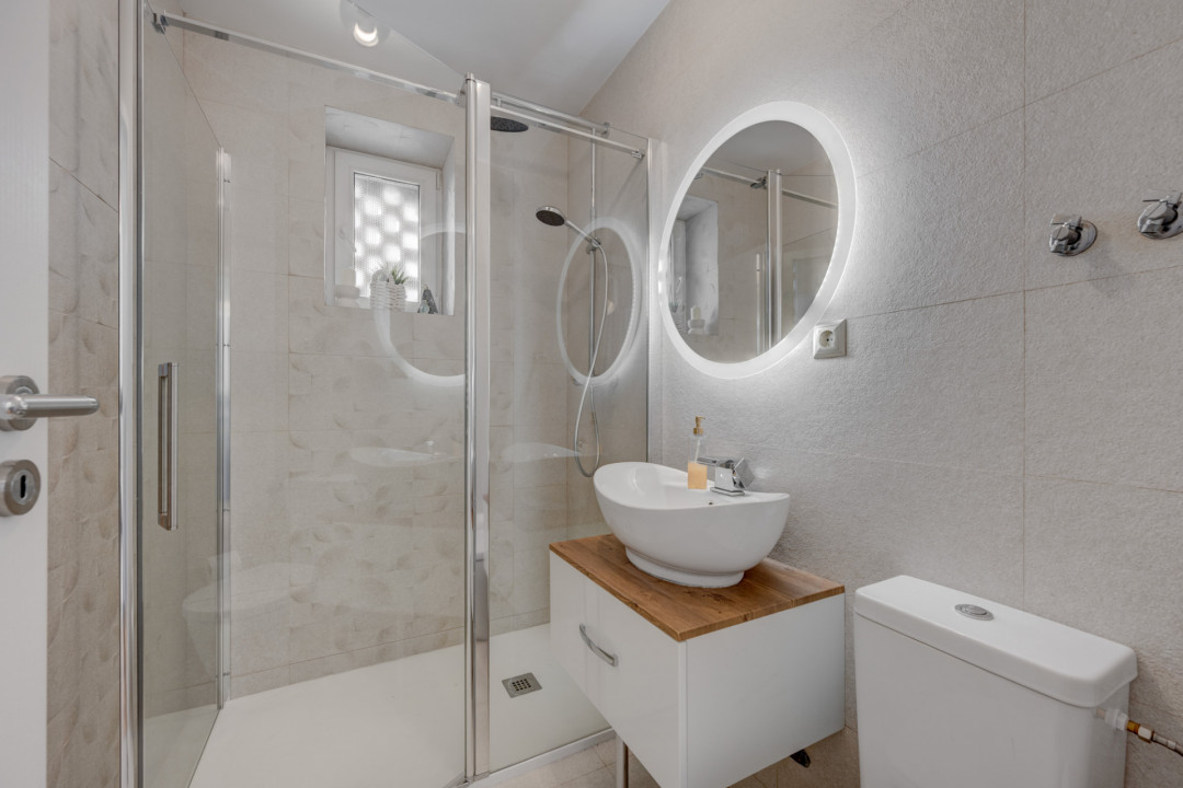 Apartament de 2 camere proaspăt renovat, 5 min de metrou, prima închiriere!