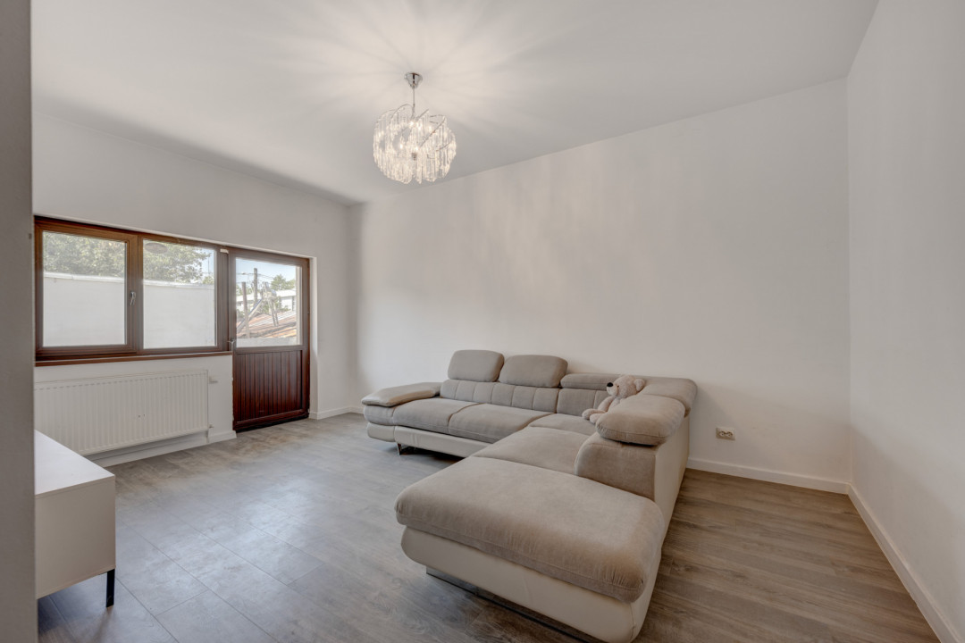 O proprietate imobiliară deosebită, formată din casă și mult teren! 