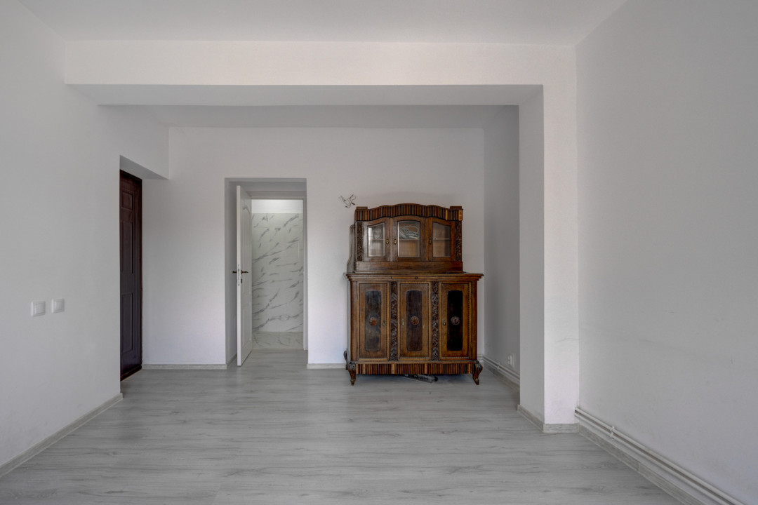 O proprietate imobiliară deosebită, formată din casă și mult teren! 