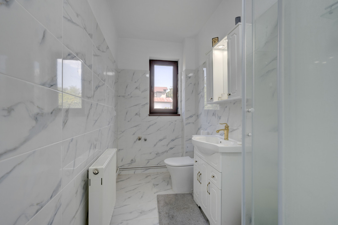 O proprietate imobiliară deosebită, formată din casă și mult teren! 