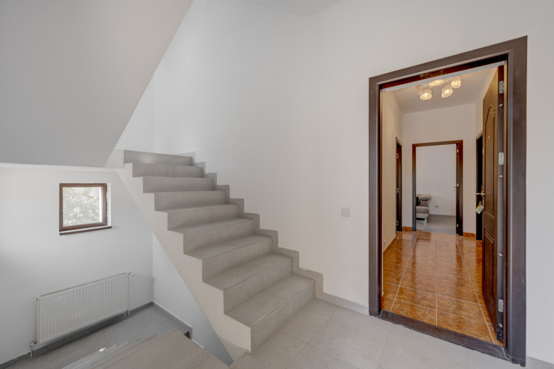 O proprietate imobiliară deosebită, formată din casă și mult teren! 