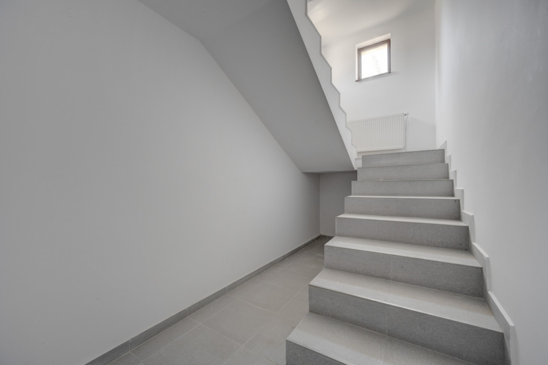 O proprietate imobiliară deosebită, formată din casă și mult teren! 