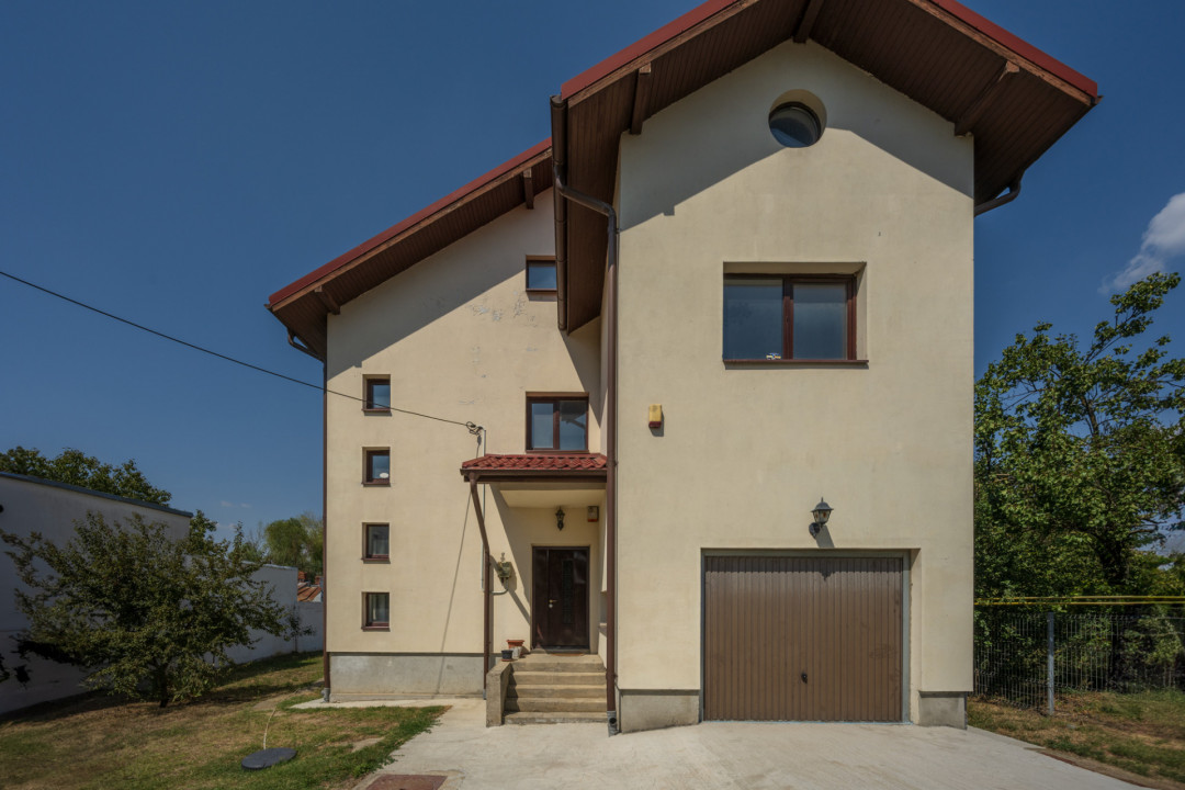 O proprietate imobiliară deosebită, formată din casă și mult teren! 