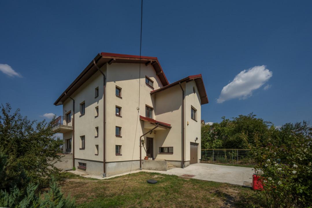 O proprietate imobiliară deosebită, formată din casă și mult teren! 