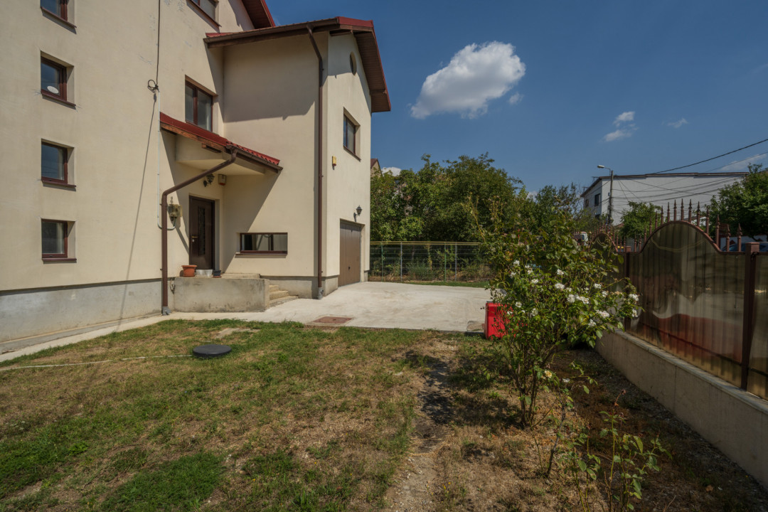 O proprietate imobiliară deosebită, formată din casă și mult teren! 