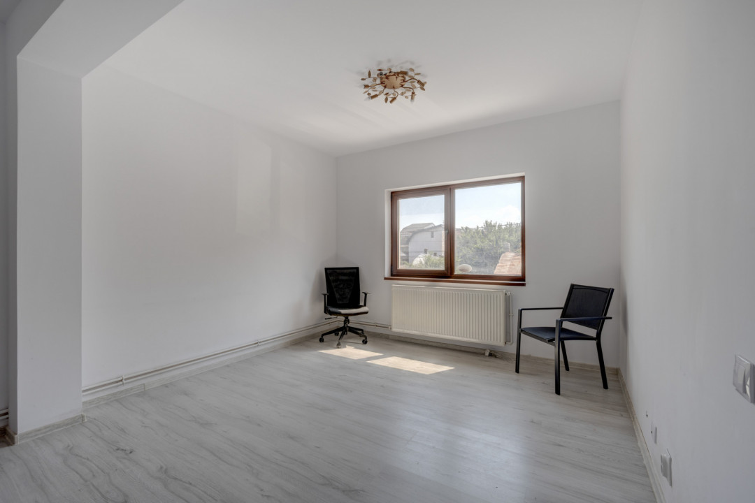 O proprietate imobiliară deosebită, formată din casă și mult teren! 