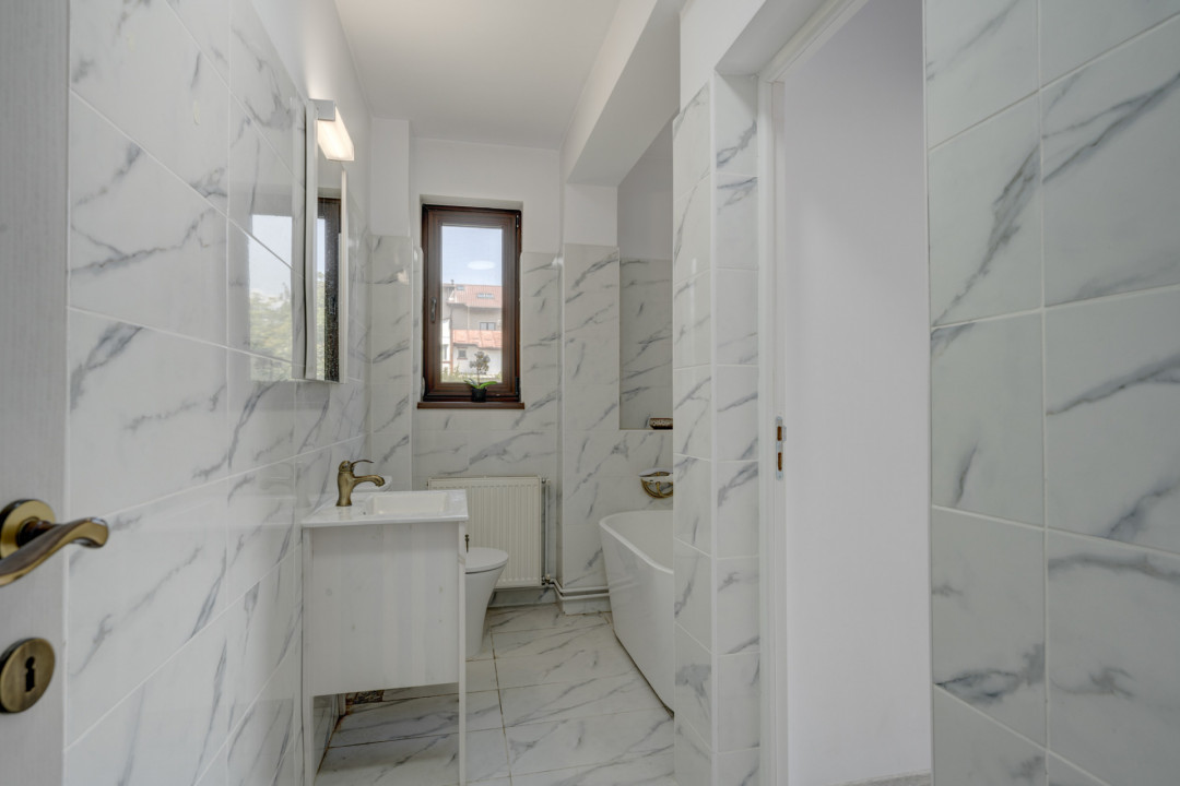 O proprietate imobiliară deosebită, formată din casă și mult teren! 