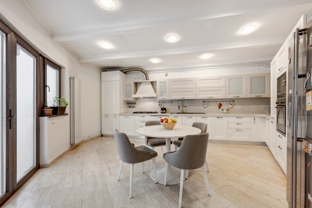 Apartament 170mp utili, 77mp curte și 3 locuri parcare, Parc Bazilescu!